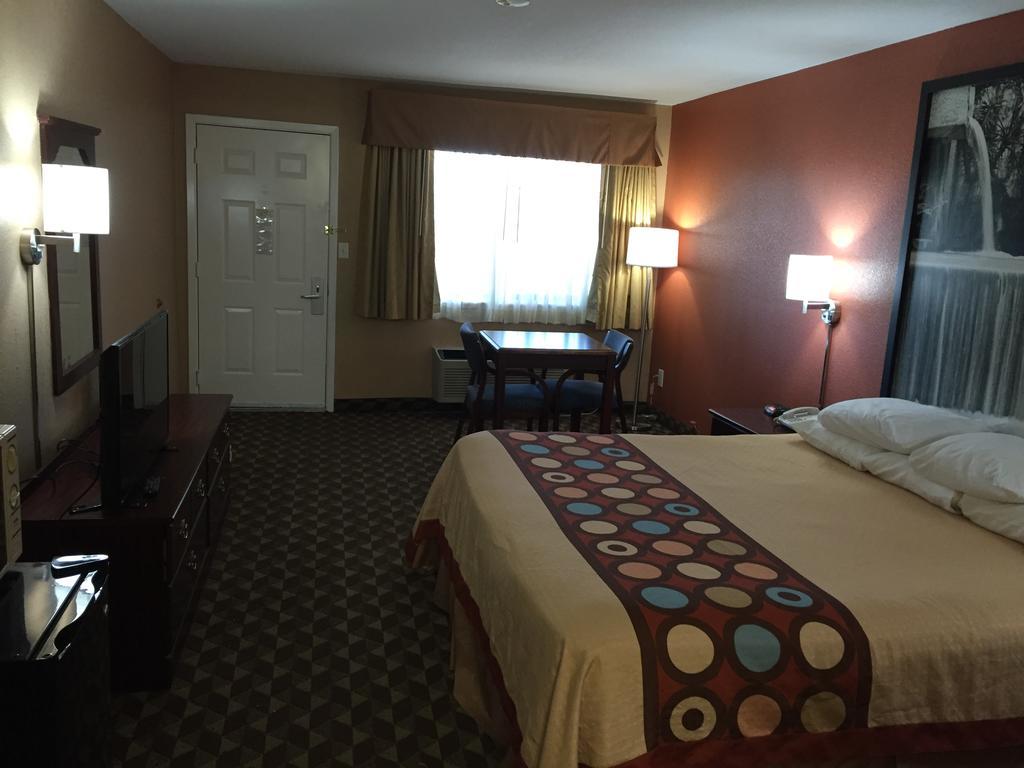 Super 8 By Wyndham Bastrop Tx Motel Eksteriør billede